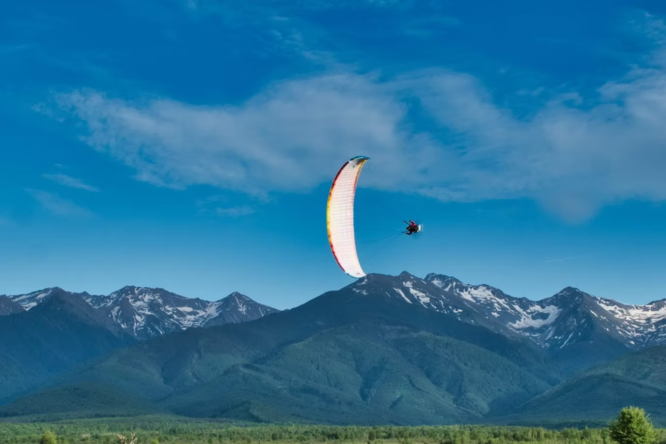 Cum este să zbori cu paramotorul pentru prima dată?