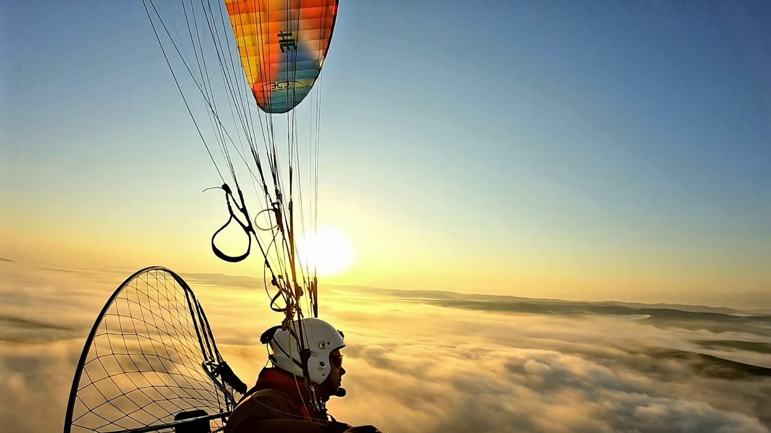 Ghid complet: Ce echipament ai nevoie pentru paramotor